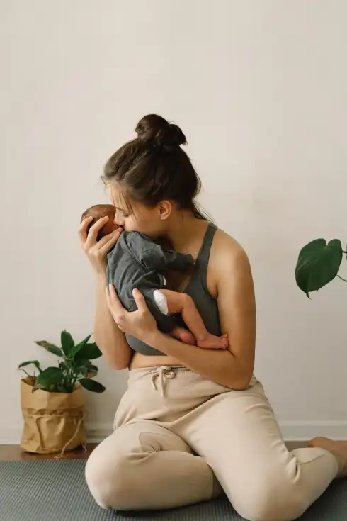 Compléments alimentaires BeMum tenus dans les mains