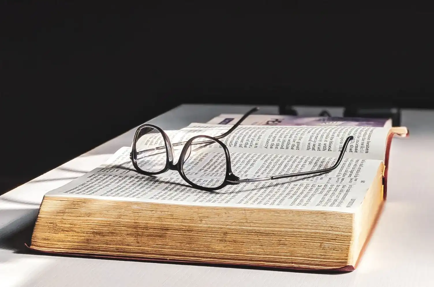 Glossaire de la fertilité : une paire de lunettes posée sur un dictionnaire ouvert