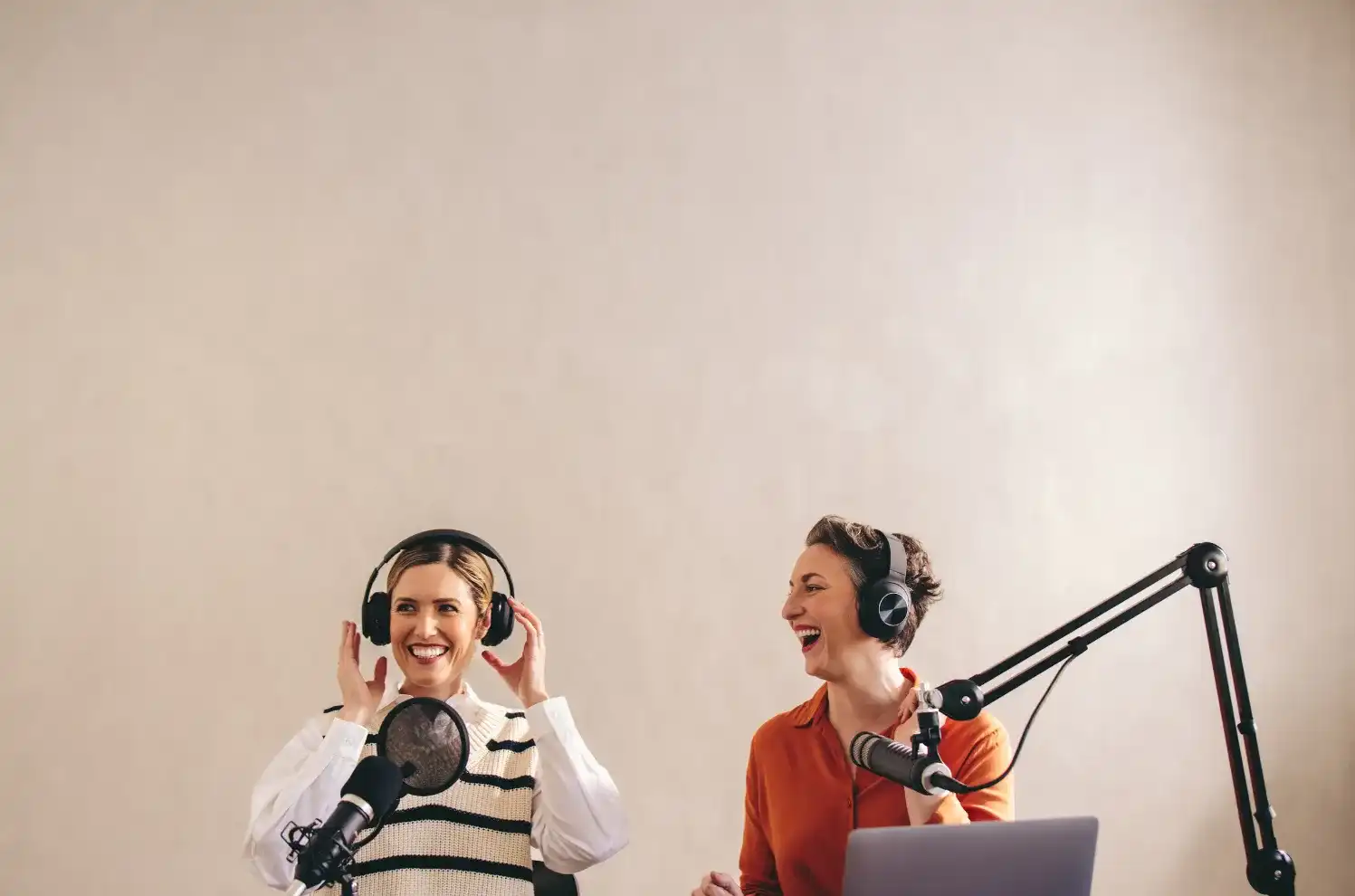 Podcast fertilité « À l’écoute de votre fertilité » : deux femmes qui rient au micro pendant un enregistrement