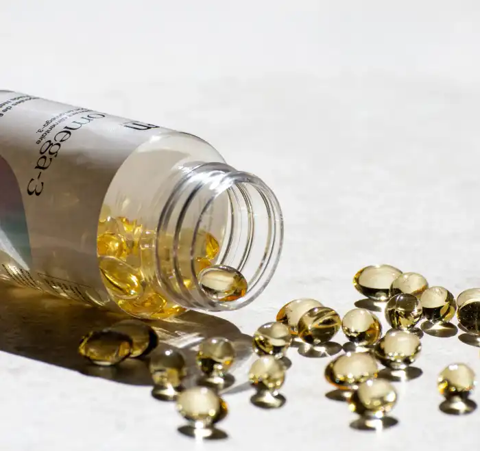 Flacon de compléments alimentaires BeMum et capsules d'oméga 3