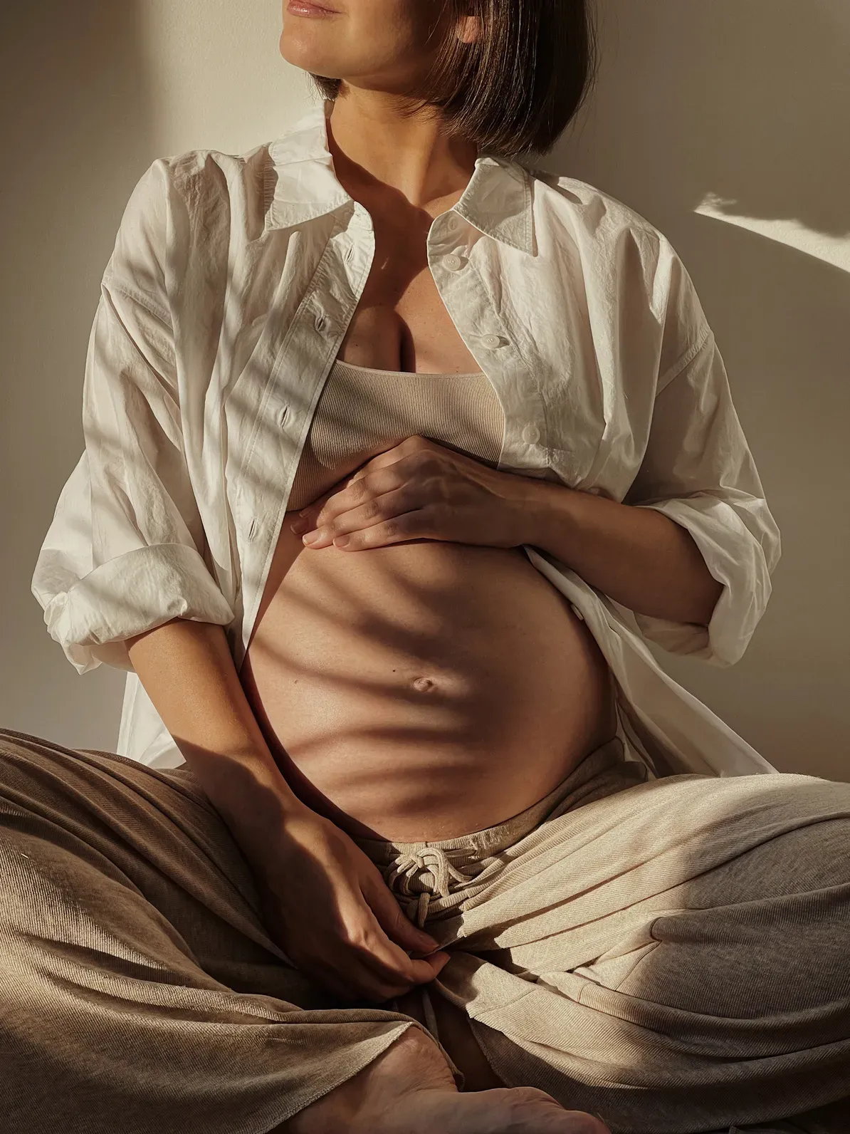 Femme enceinte qui tient son ventre, BeMum vous aide à tomber enceinte